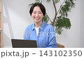 一位微笑的女士正在操作電腦。 143102350