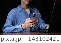 操作電腦的女人 143102421
