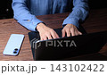 操作電腦的女人 143102422