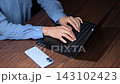 操作電腦的女人 143102423