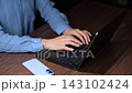 操作電腦的女人 143102424
