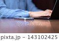 操作電腦的女人 143102425