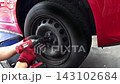 自動車のタイヤ交換をする整備士の手 143102684