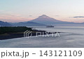 朝日と富士山Mt.Fujiを望む駿河湾を航行するクルーズ船・三保の松原のドローン空撮（伊豆半島） 143121109