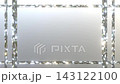 白銀に輝くキラキラ光るフレームとボーダーのループ動画　中央に文字を入れられる上品なタイトル背景 143122100