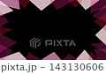一個畫框，上面隨機移動粉紅色三角形圖案。 143130606