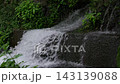石に打ち付ける水流 143139088