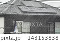 台風による土砂降りの雨と戸建て住宅 143153838