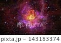 神秘的に輝く赤と紫の星雲と銀河の星々 143183374
