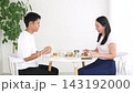 一對男女面對面吃著三明治，正在約會。 143192000