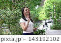 一男一女在街角相遇，面帶微笑地交談起來。 143192102