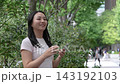 一男一女在街角相遇，面帶微笑地交談起來。 143192103