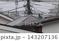 雨の日の住宅街、住宅の屋根と電信柱 雨の日の住宅街、住宅の屋根と電信柱 143207136