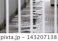 アパートのベランダの水たまりと雨滴による波紋 アパートのベランダの水たまりと雨滴による波紋 143207138
