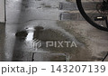 アパートの石畳にできた水溜りと雨滴 アパートの石畳にできた水溜りと雨滴 143207139