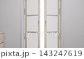 4K 西洋風の部屋の両開き窓が開く 朝の光の中へ ズームイン演出動画 143247619