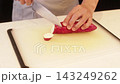 一位男廚師正在烹飪課廚房裡用刀切馬鈴薯。 143249262