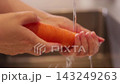 一位家庭主婦正在廚房洗胡蘿蔔。 143249263