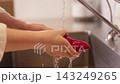 家庭主婦在廚房裡洗馬鈴薯的手。 143249265