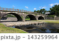 在藍天下從低角度眺望石橋紀念公園內的西田橋。 143259964