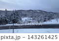 冬の飯山線の車窓から　川と道路とともに走る　長野県 143261425