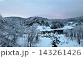冬の飯山線の車窓から　雪深い林の中を走る　長野県 143261426