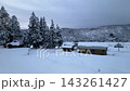 冬の飯山線の車窓から　雪深い山村を走る　長野県 143261427