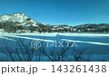 冬の只見線の車窓から　雪山を望む　新潟県 143261438
