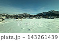 冬の只見線の車窓から　雪深い山村　新潟県 143261439