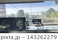 東海道本線の前面展望 駅構内の線路と架線 143262279
