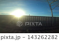 新幹線の車窓 夕日と防音壁 逆光 143262282