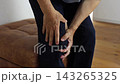 膝に痛みを抱えている男性 143265325
