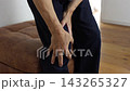 膝に痛みを抱えている男性 143265327