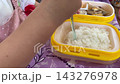 幼兒正在吃午餐 143276978