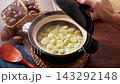 陶罐裡盛著新鮮煮熟的栗子飯 143292148