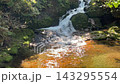 銀山温泉の小さな滝と滝つぼ　岩肌を流れる清流 143295554