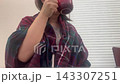 寒冷的早晨，一位女士正在喝熱咖啡。 143307251