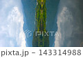 エメラルドブルーの水面に山々脈と空が反射する池田池の風景（愛媛県新居浜市） 143314988
