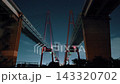 從下方仰望夜空下的明子海神橋，會感受到橋樑的縱深感，夜景也十分壯觀。 143320702