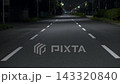 夜晚，三線道公路在路燈的照耀下，道路兩旁一片靜謐，景色頗具縱深感。 143320840