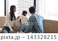 一對三十多歲的日本夫婦帶著他們六歲的孩子在旅行途中，正透過飯店房間的窗戶向外眺望。 143328215