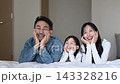 一張日本三口之家的肖像照，一家三口都面帶笑容。 143328216