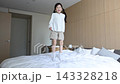 一個日本女孩在床上跳來跳去 143328218