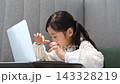 一位6歲的日本女孩在共享辦公空間使用筆記型電腦。 143328219