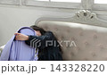 一位6歲的日本女孩抱著書包，臉上帶著笑容。 143328220
