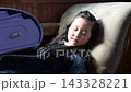 一名6歲的日本女孩抱著書包睡在沙發上。 143328221
