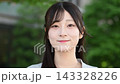 一張日本女性（20多歲）在大自然中微笑的肖像照。 143328226