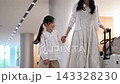一對日本父母帶著孩子微笑著散步。 143328230