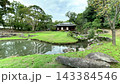 原島津家族玉裡宅邸的花園，透過綠茵的草坪和池塘可以看到茶室。 143384546