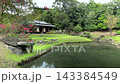 位於原島津家族玉裡宅邸花園中的一間茶室，四周環繞著深粉紅色的花朵和綠植。 143384549